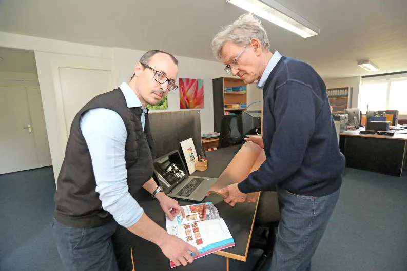 Philippe Zandvliet (à droite), 67 ans, et Julien Bernard, 40 ans, sont associés à la tête de l’agence de communication Centaure, installée à Agris. Photo Julie Desbois