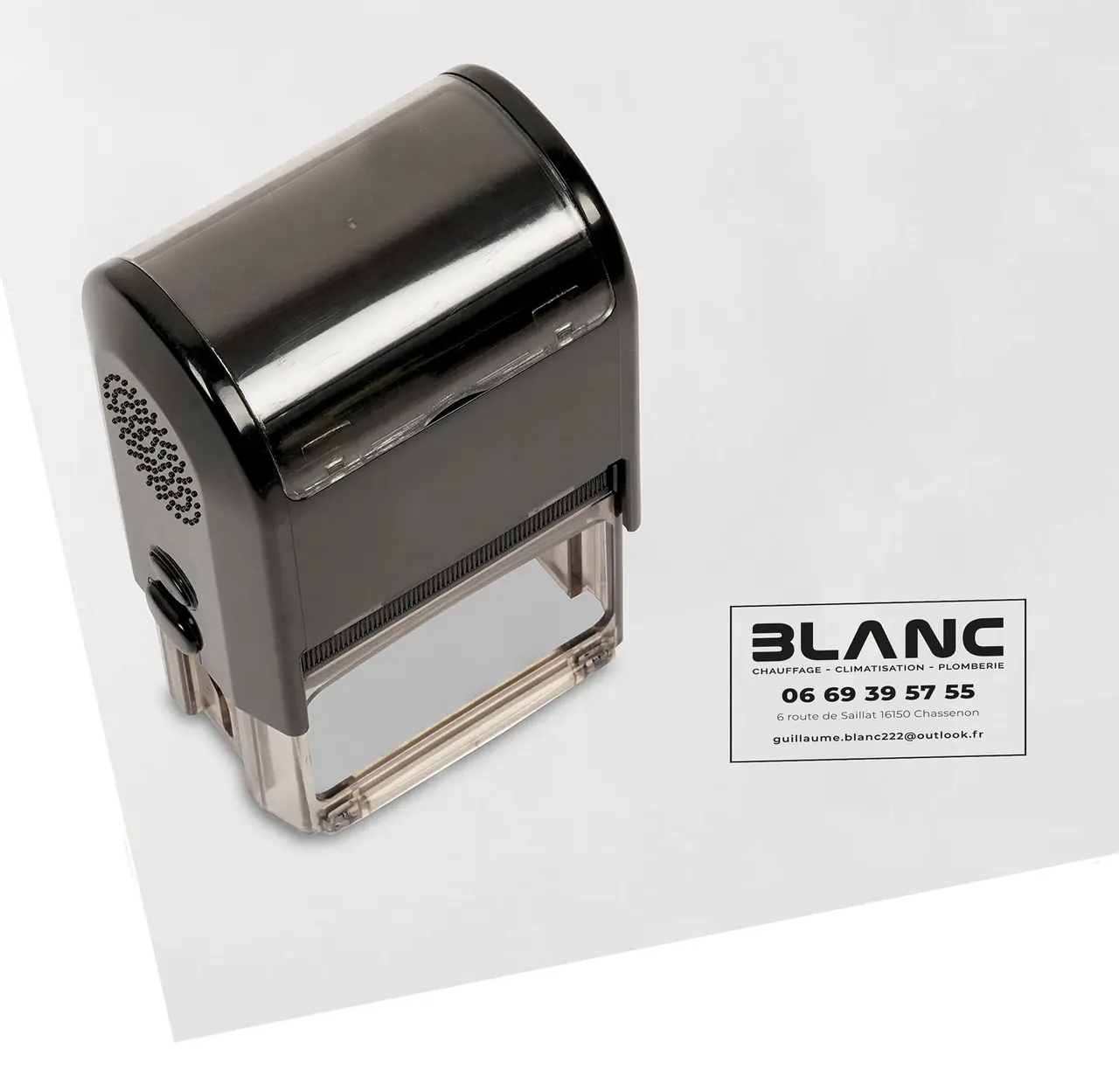 Blanc : tampon réalisé par l’agence Centaure